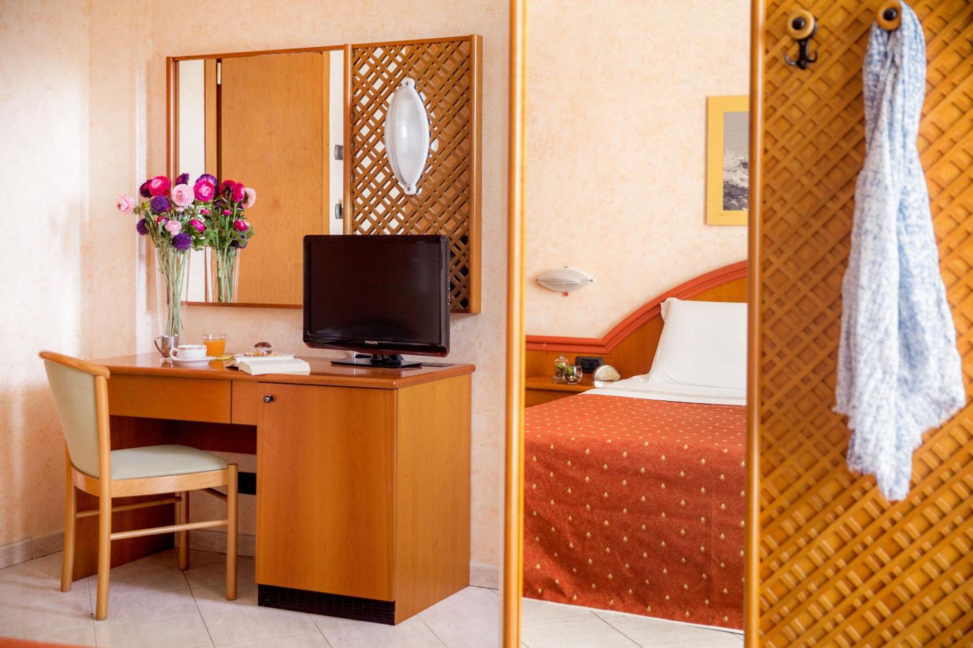 Hotel Gabriella Диано-Марина Экстерьер фото